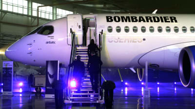 Kanadatillverkade planet Bombardier i hangar i Riga