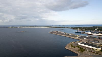 En flygbild över Hangö där Västra hamnen, Tullstranden och Tulludden syns.
