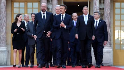 EU-ledare, bland dem statsminister Sanna Marin längst till vänster, går ut ur slottet i Versailles för att bli fotograferade tillsammans under mötet på Versailles 10-11 mars 2022.