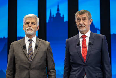 De tjeckiska presidentkandidaterna Petr Pavel och Andrej Babiš bredvid varandra på scen inför TV-debatt.