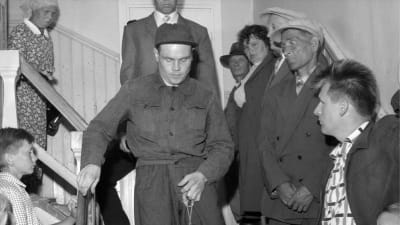 Mordmisstänkte Runar Holmström hämtas i bojor till rättegången i Heinävesi är 1960