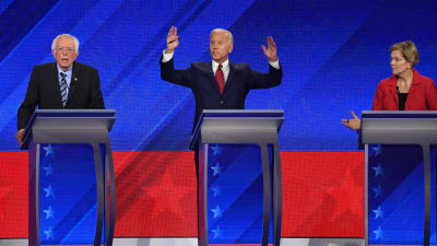 Joe Biden (i mitten) leder de senaste opinionsmätningarna, Elizabeth Warren ligger tvåa och Bernie Sanders trea. 