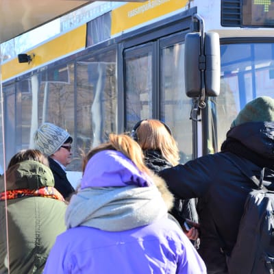 Resenärer väntar på bussen i Vasa.