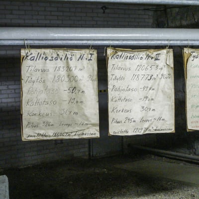 Tavlor med information om oljegrottorna inne i Shells gamla oljegrottor under Kronberget.