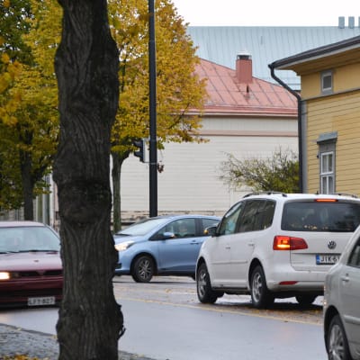 Bilar i korsningen Mannerheimgtan och Brunnsgtan i Borgå