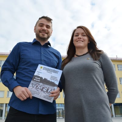 Johannes Björkqvist ger ut den nya tidningen "Studiestödet", som riktar sig till studerande i Vasa. Jenny Melin är styrelseordförande på Novium.