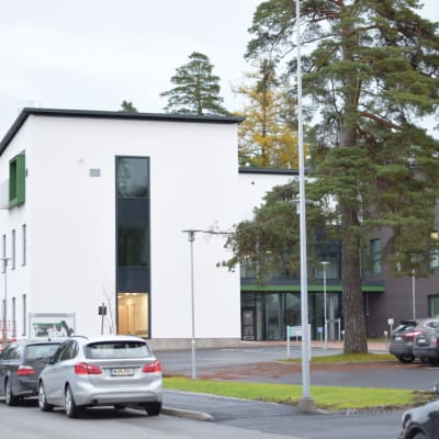 Ett vitt och brunt hus i Ekenäs som är Raseborgs mentalvårdscenter.