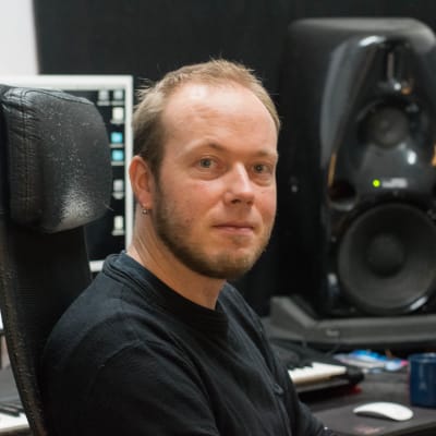 Mikael Grönroos i sin musikstudio.