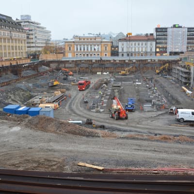 En stor grop i centrum av Åbo då torgparkeringen byggs.