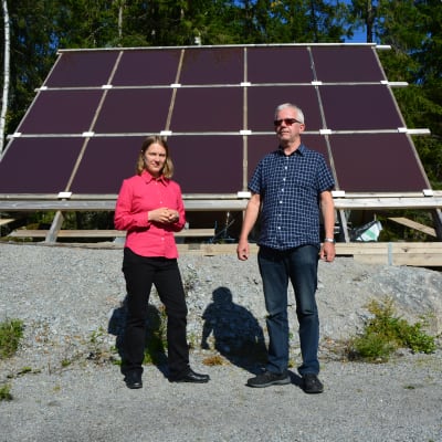 Anne Antman från Natur & Miljö och Tore Weijola framför Weijolas solpaneler.
