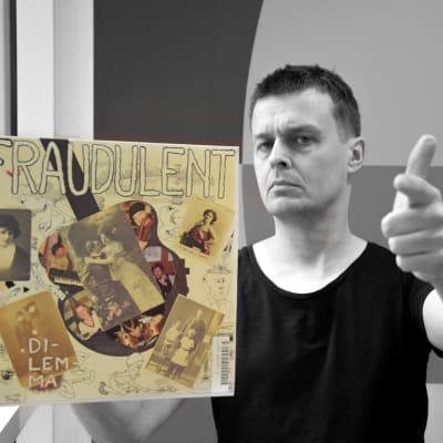 Joakim Rundt håller upp Fraudulents LP och pekar med fingret mot en.