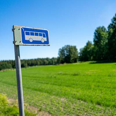 Bussipysäkki maaseudulla.
