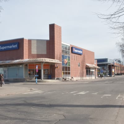 Två dagligvarubutiker bredvid varandra i Karis centrum.