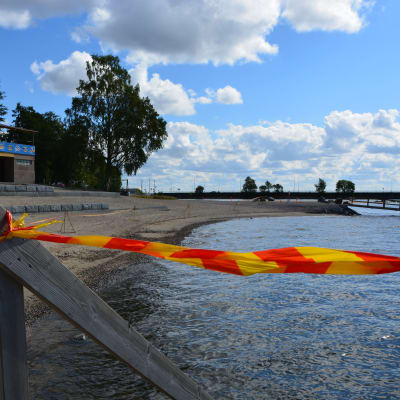 Stranden på Sandö i Vasa gapar tom när badförbud råder.