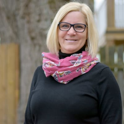 Tove von Schantz, rektor i Katarina skolan, står framför ett träd.  