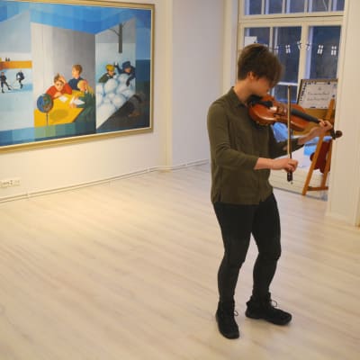Henrica Westerholm spelar violin på Almska gården i Lovisa