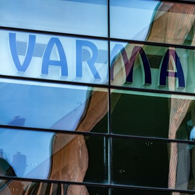 Työeläkevakuutusyhtiö Varman logo pääkonttorin julkisivussa.