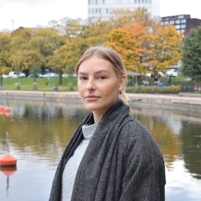 Petra Söderlund står framför vattnet i Hagnäs i Helsingfors.