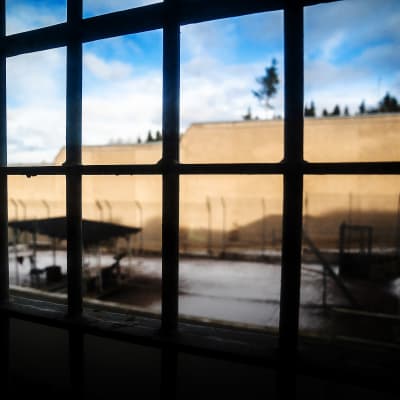 Näkymä Riihimäen vankilan kalteri-ikkunasta ulos
