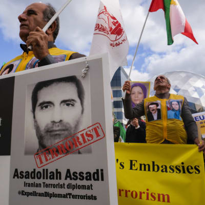 Iranska oppositionella aktivister demonstrerar i Bryssel
