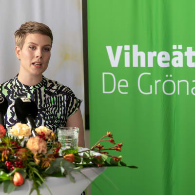 Jenni Pitko Vihreiden puoluekokouksen tiedotustilaisuudessa.