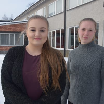 Andrea Degerlund och Amanda Källman utanför Karis-Billnäs gymnasium.