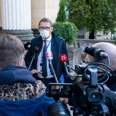Valtiovarainministeri Matti Vanhanen antaa haastattelua Säätytalon portailla.