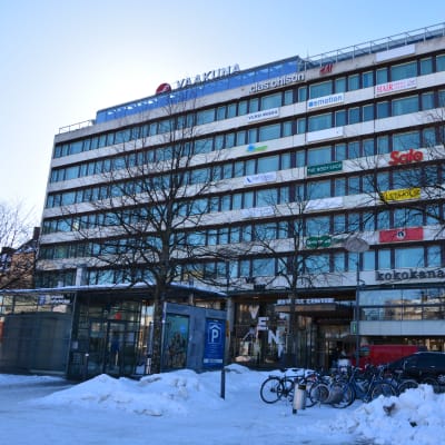 Vaasan Rewel Center -kauppakeskus kuvattuna talvisena päivänä.