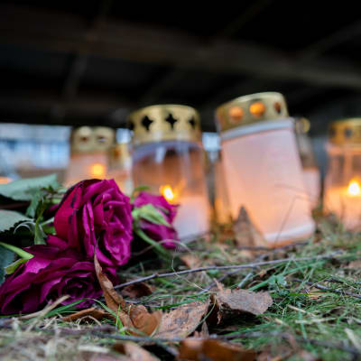 Ruusuja ja kynttilöitä Koskelan murhapaikalla.