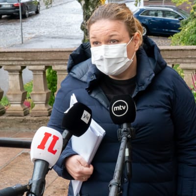 Perhe- ja peruspalveluministeri Krista Kiuru antaa haastattelua Säätytalon portailla.
