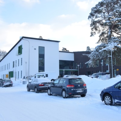 En vintrig dag utanför Raseborgs mentalvårdscenter.