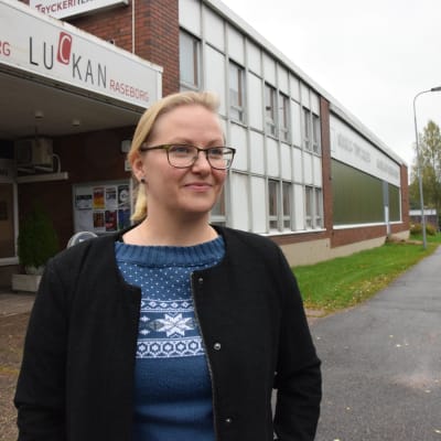 En ung kvinna som heter Pamela Andersson utanför Luckan Raseborg och Tryckeriteatern i Karis.