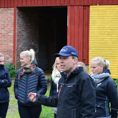 Bjarne Mara berättar kort om jordbrukets historia för lärarstuderande.