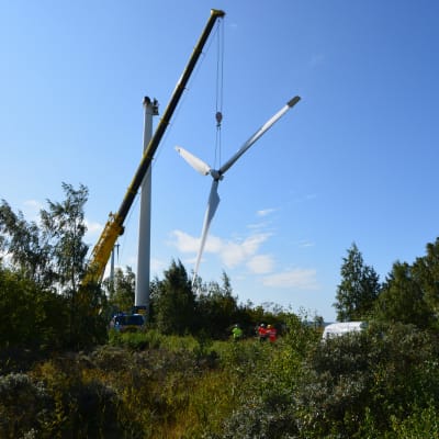 Den försat av fyra möllor plockas ner i Finlands äldsta vindkraftspark i Korsnäs.
