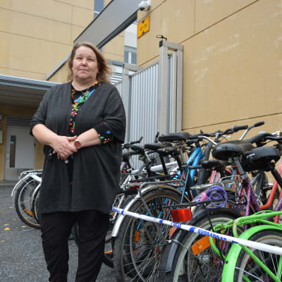 Byråsekreterare Ann-Louise Olén på polisens bakgård i Vasa. De upphittade cyklarna ska säljas på auktion.