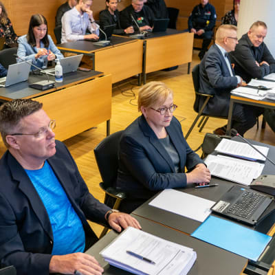 Jari Aarnio ja asianajaja Riitta Leppiniemi oikeudessa. Taustalla myös Keijo Vilhunen ja asianajaja Markku Fredman.