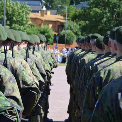 Alokkaat vannovat sotilasvalaa Porvoossa.