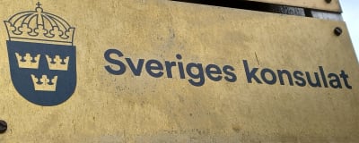 En mässinskylt med tre kronor på och texten Sveriges konsulat