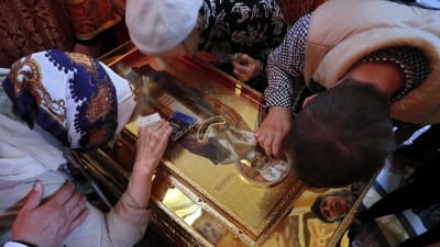 Ortodoxa troende kysser en kista som man har trott att innehåller Nikolaus kvarlevor.
