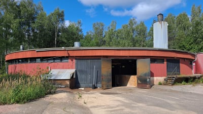 En rund röd byggnad som tidigare fungerat som reningsverk.