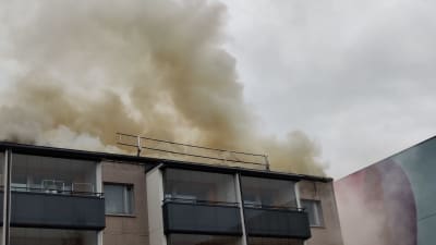 Rök från höghustak.