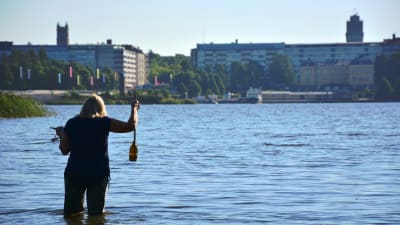 Ulla Udd, miljöingenjör för Vasa stad, tar algprover vid paradisön i Vasa.