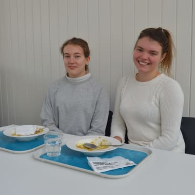 Studerande Seija Taipale och Sara Perkkiö vid Helsingfors universitet.