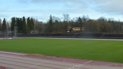 en idrottsplats med gräs och löparbana