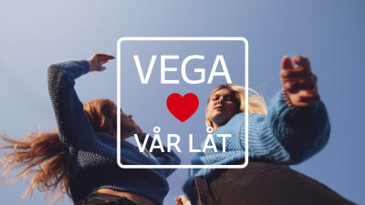 Två unga kvinnor som dansar ute med texten Vega älskar Vår låt. 