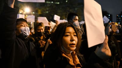 Kinesiska demonstranter håller upp tomma pappersark i protest mot censur.