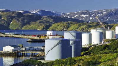 Oljecisterner nära Hammerfest i Norge. I bakgrunden norsk landskap.