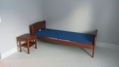Säng och sängbord i Vågens lägenhet