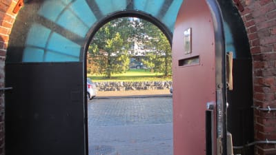Den tunga metalldörren från fängelset ut till Strandgatan.