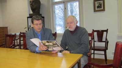 Museichef Dan Lindholm och landskapsmuseiforskare Peter Sjöstrand studerar sammanfattningen kring föremålsarkivprojektet